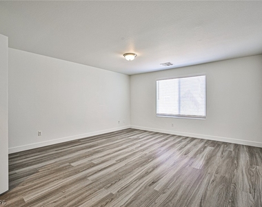 6744 Philharmonic Avenue - Photo Thumbnail 9