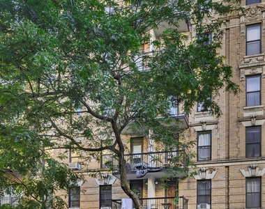 226 East 25th Street - Photo Thumbnail 4
