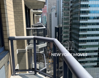 West 48th Street - Photo Thumbnail 2
