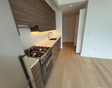 West 38th Street - Photo Thumbnail 4
