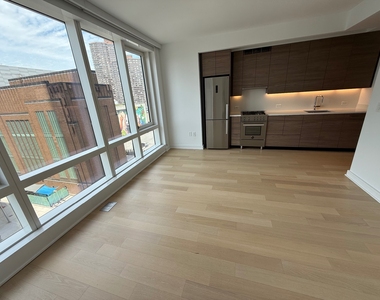 West 38th Street - Photo Thumbnail 3