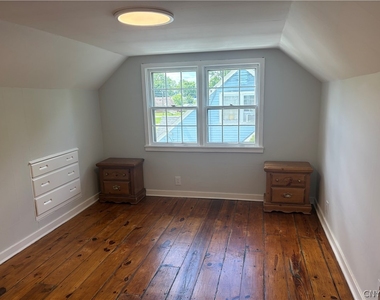 240 Ferncliff Avenue - Photo Thumbnail 6