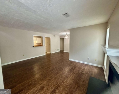 3841 Woodridge Way - Photo Thumbnail 2