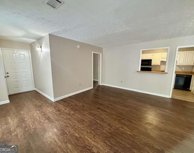 3841 Woodridge Way - Photo Thumbnail 4