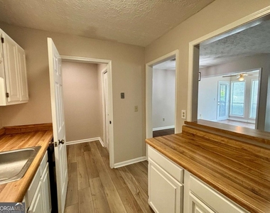 3841 Woodridge Way - Photo Thumbnail 7