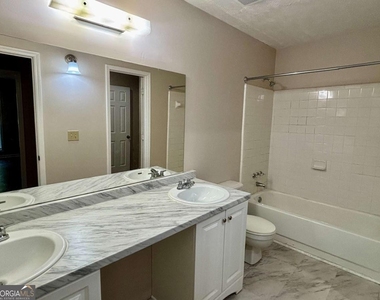 3841 Woodridge Way - Photo Thumbnail 14