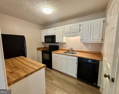 3841 Woodridge Way - Photo Thumbnail 6