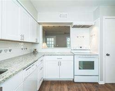 3091 Colonial Way - Photo Thumbnail 4