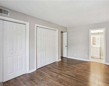 3091 Colonial Way - Photo Thumbnail 7