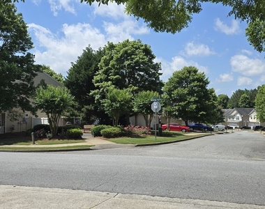 204 Oconee Way - Photo Thumbnail 2