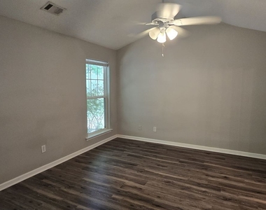 204 Oconee Way - Photo Thumbnail 16