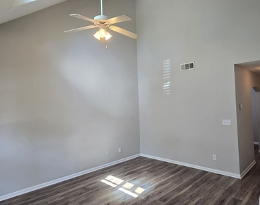 204 Oconee Way - Photo Thumbnail 4