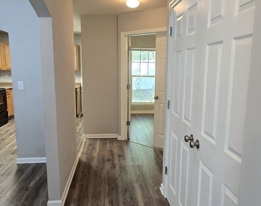204 Oconee Way - Photo Thumbnail 7