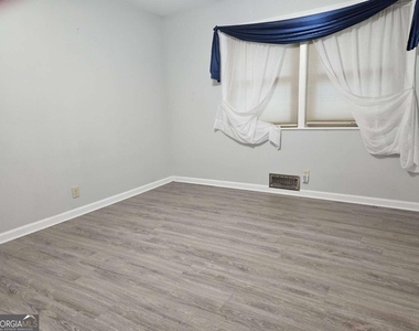 989 Rudolph Street - Photo Thumbnail 3