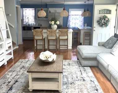 210 Laurel Court - Photo Thumbnail 2