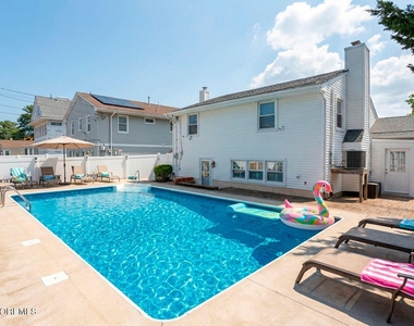 210 Laurel Court - Photo Thumbnail 22