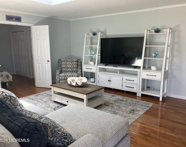 210 Laurel Court - Photo Thumbnail 4