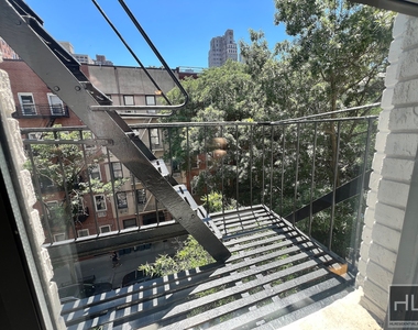 East 83 Street - Photo Thumbnail 5