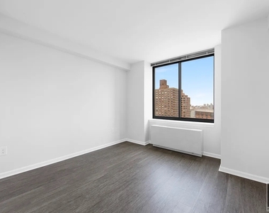 East 92nd Street - Photo Thumbnail 4