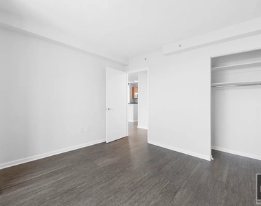 East 92nd Street - Photo Thumbnail 5