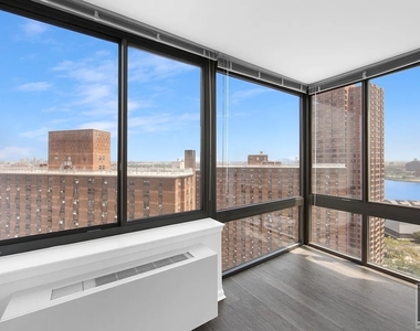 East 92nd Street - Photo Thumbnail 1