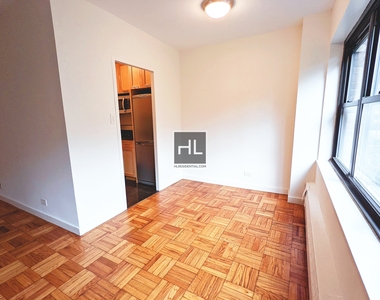 East 55 Street - Photo Thumbnail 1