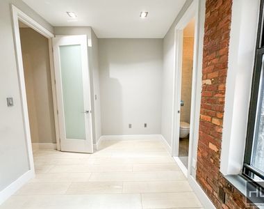East 82 Street - Photo Thumbnail 5