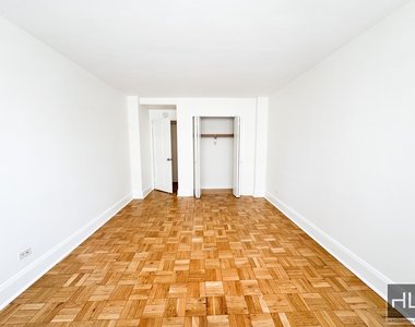 East 79th Street - Photo Thumbnail 3