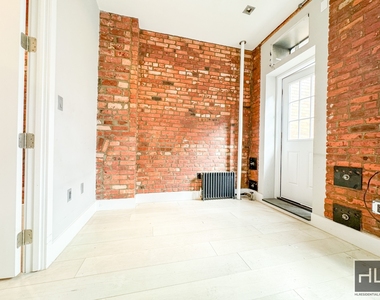 East 82 Street - Photo Thumbnail 1