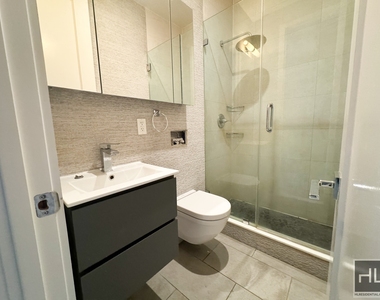 East 82 Street - Photo Thumbnail 3