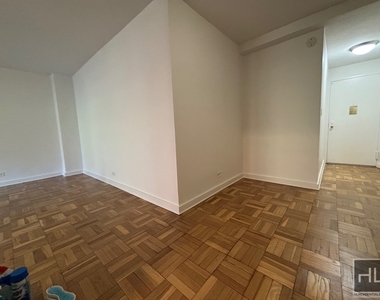 East 55 Street - Photo Thumbnail 2