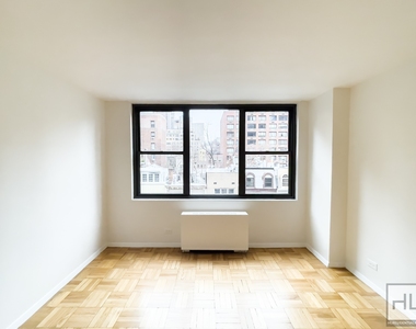 East 49 Street - Photo Thumbnail 2