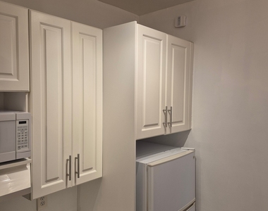East 83 Street - Photo Thumbnail 5