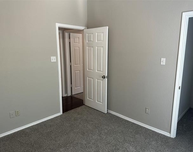 1809 Estates Drive - Photo Thumbnail 10