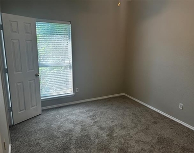 1809 Estates Drive - Photo Thumbnail 9