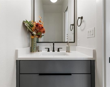 2513 N Winnetka Avenue - Photo Thumbnail 9