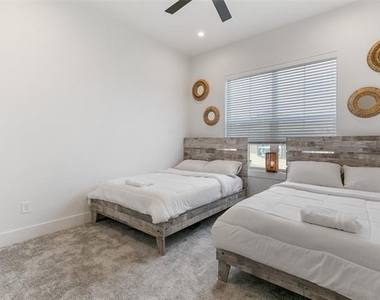 2513 N Winnetka Avenue - Photo Thumbnail 13