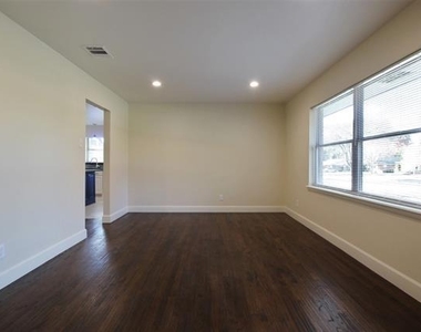 717 Greenleaf Drive - Photo Thumbnail 5