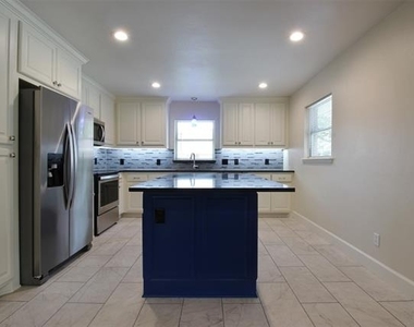 717 Greenleaf Drive - Photo Thumbnail 7