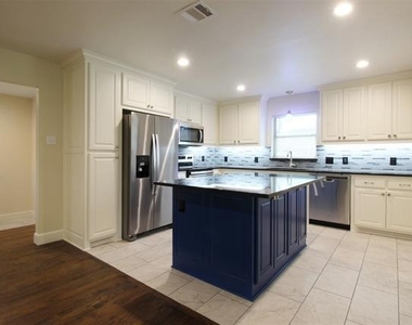 717 Greenleaf Drive - Photo Thumbnail 6