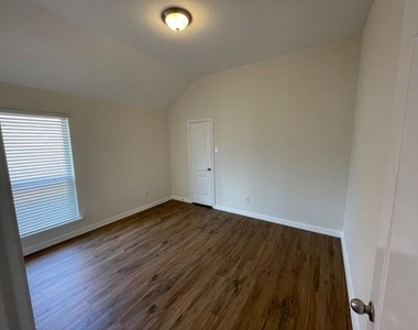 1601 White Willow Lane - Photo Thumbnail 13