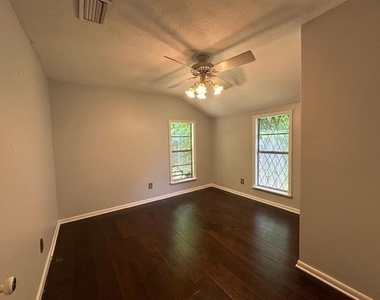 1139 Dudley Lane - Photo Thumbnail 4