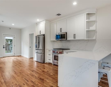 734 N Montclair Avenue - Photo Thumbnail 14