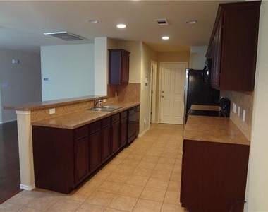 904 Mazatlan Court - Photo Thumbnail 4