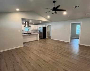 642 Astoria Avenue - Photo Thumbnail 5