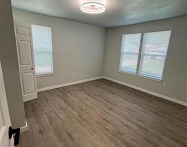 642 Astoria Avenue - Photo Thumbnail 14