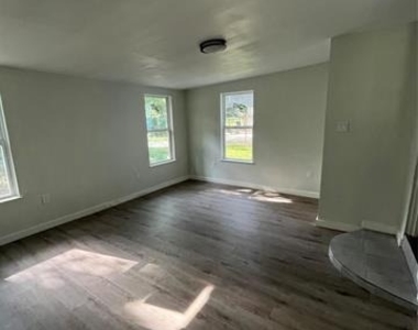 642 Astoria Avenue - Photo Thumbnail 9
