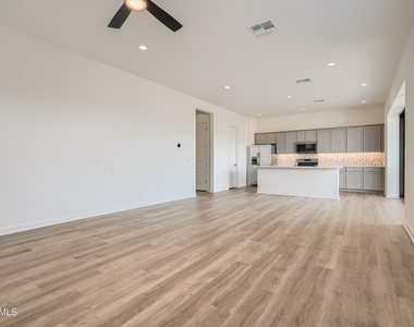 15550 S 181st Lane - Photo Thumbnail 5