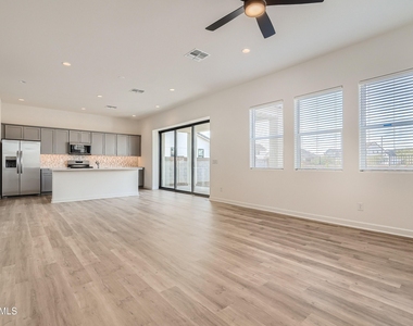 15550 S 181st Lane - Photo Thumbnail 6