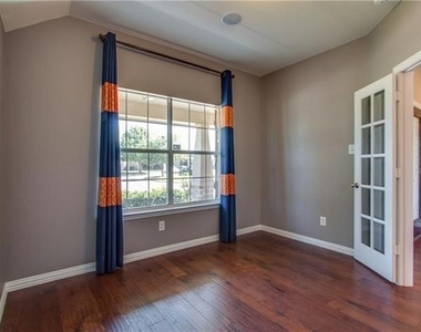 1404 Bluebird Drive - Photo Thumbnail 4